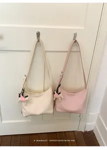 Minimalist retro hobo shoulder bag detail, stylish casual everyday commuting crossbody bag for women.