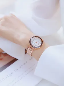 Primer plano del reloj multifunción BS para mujer en oro rosa con esfera blanca