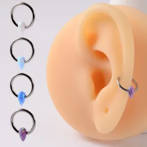 Nahaufnahme von Opal-Captive-Bead-Ringen mit Tropfenanhängern in vielen verschiedenen Farben