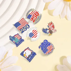 Vue détaillée de sept broches vintage en émail pour le 250e anniversaire des États-Unis