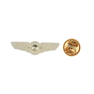 Detaillierte Rückansicht einer goldenen Pilotenflügel-Brosche mit sicherem Pin-Verschluss