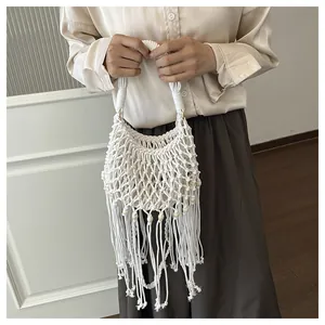 Handgemaakte witte macramé tas met franjes voor boheemse zomervakantie