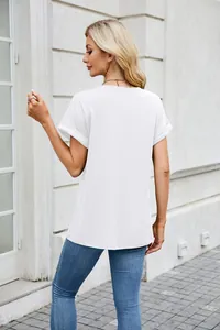 Vista posteriore di una maglietta bianca casual a maniche corte da donna in stile street