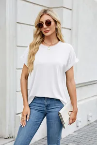T-shirt casual bianca da donna con girocollo, maniche arrotolate e vestibilità ampia.