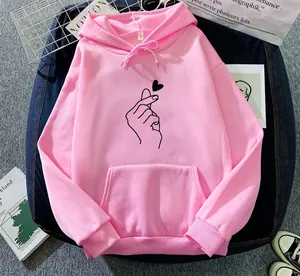 Sweat à capuche rose en polaire avec un imprimé graphique minimaliste de doigt cœur.