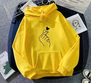 Gros plan d'un sweat à capuche en polaire jaune vif avec graphique cœur de doigt