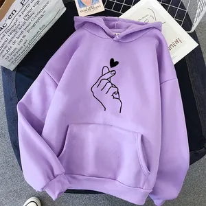 Vue détaillée d'un sweat à capuche lilas surdimensionné avec motif cœur avec les doigts.