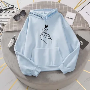 Gros plan sur un sweat à capuche en polaire bleu clair avec motif cœur de main