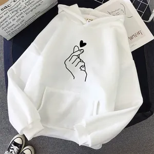 Détail d'un sweat à capuche blanc oversize en polaire avec imprimé cœur noir