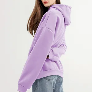 Vue de côté d'un sweat à capuche en polaire lilas surdimensionné avec poignets côtelés