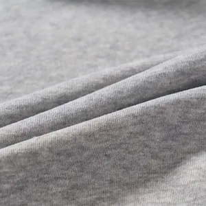 Gros plan détaillé montrant la texture du tissu polaire gris chiné doux pour sweat