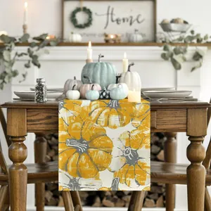 Vista dettagliata del runner da tavola con stampa zucca autunnale per decorazioni festive