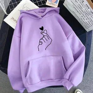 Sweat à capuche oversize en polaire lavande avec graphique de cœur de doigt noir.