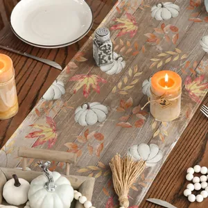 Runner da tavola autunnale rustico con stampa di zucca bianca e foglie d'acero