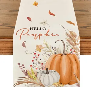 Dettaglio del runner da tavola autunnale con stampa Hello Pumpkin e motivi di foglie d'acero