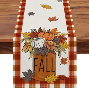 Vista dettagliata dei motivi di zucca e foglie d'acero su un runner da tavola autunnale