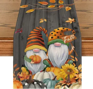 Runner da tavola autunnale con gnomi e zucche per decorazioni del Ringraziamento.