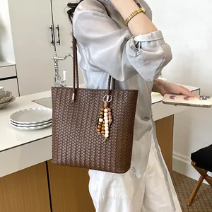 Κομψή ρετρό μεγάλη καφέ πλεκτή τσάντα tote με κρεμαστό χάντρες σε γυναικείο μοντέλο