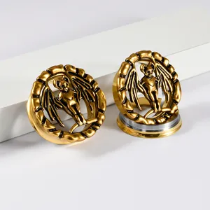 Gedetailleerd overzicht van vintage gouden vleermuis oortunnels met gotisch design