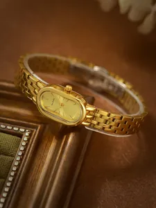 Vista de detalle macro de un reloj ovalado dorado Bee Sister de estilo vintage y lujoso