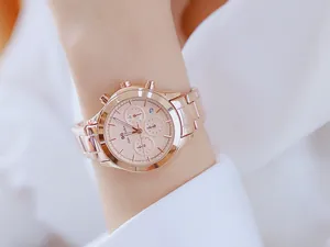 Primer plano de un elegante reloj de mujer en acero oro rosa con esferas