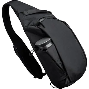 Detailansicht der Seitentasche einer schwarzen Sling-Tasche mit eingesetzter Wasserflasche.