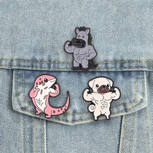 Lustige Emaille-Pins mit muskulösen Tieren: Pferd, Mops und Axolotl auf einer Jeansjacke.