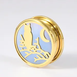 Detailansicht des goldenen Eulen- und Mondsichel-Designs auf einem Ohr-Expander