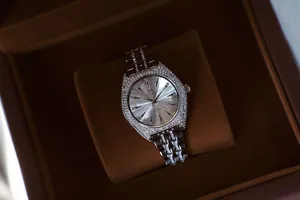 Primer plano detallado del reloj de cuarzo de lujo BS Bee Sister para mujer en plata y cristal