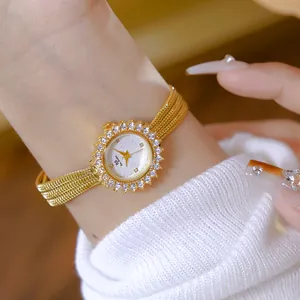 Primer plano de un elegante reloj de mujer de girasol dorado con cristales en la muñeca
