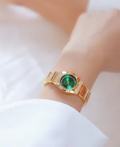 Gedetailleerde close-up van het elegante BS gouden dameshorloge met groene wijzerplaat