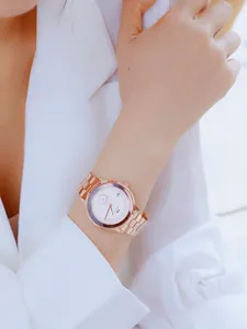 Detailansicht einer minimalistischen Damenuhr aus Roségold-Edelstahl mit Sekundenblatt