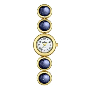 Elegante reloj de cadena para mujer en dorado con detalles de piedra arena azul.