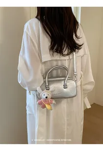 Sac à main bowling argenté pour femme avec pendentif en peluche bandoulière rétro chic.
