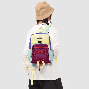 Rückansicht eines farbenfrohen Outdoor-Wanderrucksacks, getragen von einem Modell