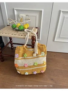 Vue détaillée d'un sac cabas en crochet fait main avec des accents floraux colorés