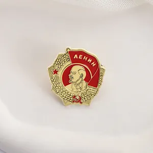 Gedetailleerde close-up van een Sovjet-Lenin-speld met hamer en sikkel symbolen.