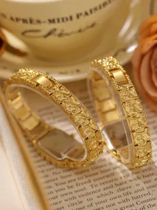 Reloj de pulsera vintage dorado con textura de lava y elegante esfera cuadrada