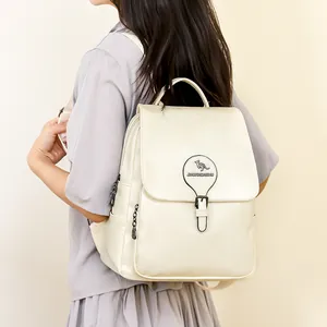 Vue arrière d'un sac à dos élégant en cuir blanc crème pour femmes avec logo kangourou