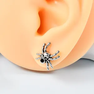 Detailansicht eines Spinnen-Totenkopf-Ohrrings aus Edelstahl mit schwarzem Kristall