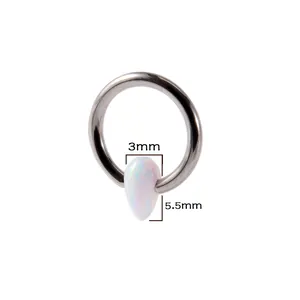 Nahaufnahme einer tropfenförmigen Opal-Kugel auf einem Titan-Piercingring mit 3 mm x 5,5 mm