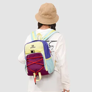 Detailansicht der Rückseite eines bunten Wanderrucksacks mit sicherem Kordelzugverschluss.