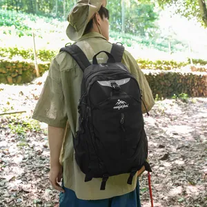 Détail du sac à dos de randonnée avec bretelles ergonomiques et design respirant.