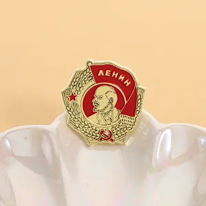 Gedetailleerde weergave van de Sovjet-Lenin herdenkingsspeld met hamer en sikkel