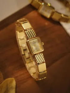 Primer plano del reloj cuadrado vintage Bee Sister FA1906 dorado con brazalete geométrico