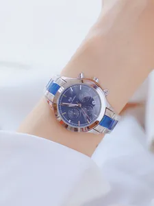 Primer plano de un reloj de mujer clásico con esfera azul y correa de acero plateado.