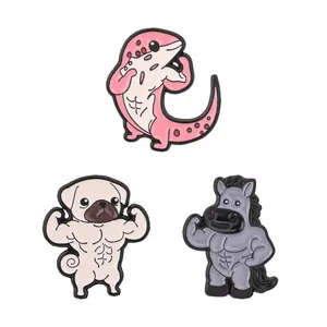 Lustiges Set aus Emaille-Pins mit muskulösen Tieren: Mops, Pferd und Axolotl für Fitness.