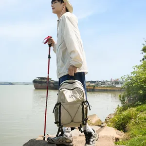 Sac à dos de randonnée léger pour le camping avec un mannequin en plein air