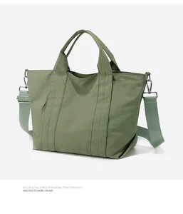 Grande borsa tote in nylon verde salvia da donna con comoda tracolla staccabile