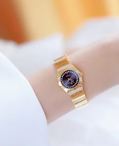 Elegant detail van een gouden BS Bee Sister dameshorloge met strass-accenten om de pols